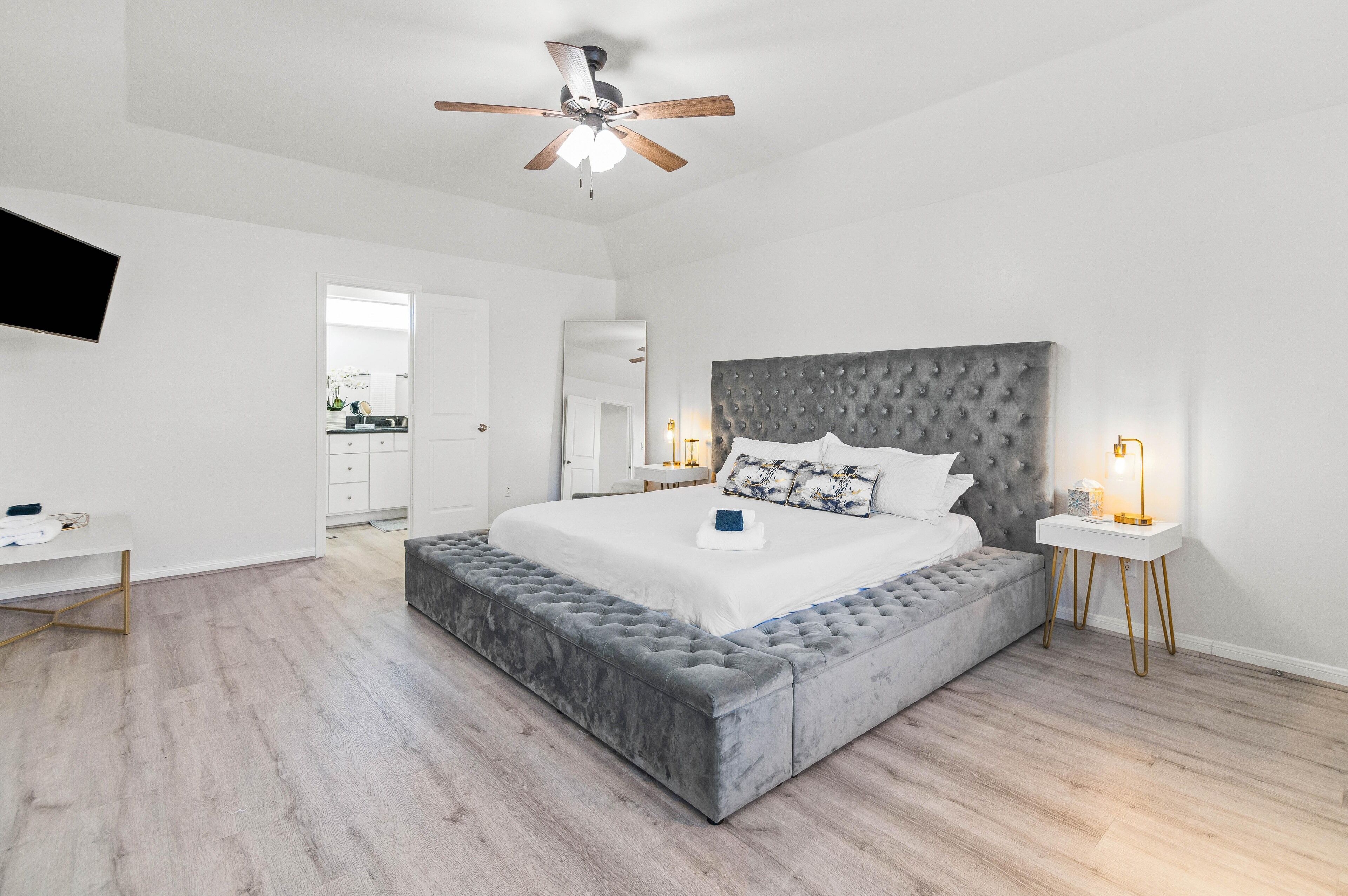 3 bedrooms, desk, iron/ironing board, travel crib