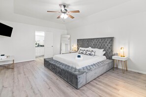 3 bedrooms, desk, iron/ironing board, travel crib - Lux Gated 3-story w/Garage+Downtown View+Jacuzzi+Great Location (Houston)