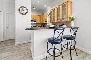 Fridge, microwave, oven, stovetop - Lux Gated 3-story w/Garage+Downtown View+Jacuzzi+Great Location (Houston)