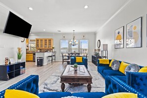 Smart TV, books - Lux Gated 3-story w/Garage+Downtown View+Jacuzzi+Great Location (Houston)