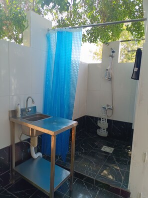 Shower, towels, soap, shampoo - •Magic Bus• (Chloraka)