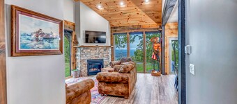 Moonlight Ridge Sleeps 6 HOT TUB