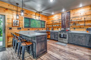 Fridge, microwave, oven, stovetop - Moonlight Ridge Sleeps 6 HOT TUB (De Soto)