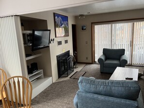Smart TV, chimenea y libros 