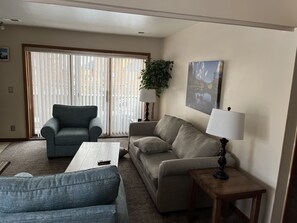 Living area - So close to Keystone, A-Basin, Copper, and Breckenridge with hot tub - sleeps 6! (Dillon)