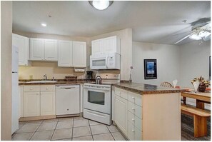 Private kitchen - So close to Keystone, A-Basin, Copper, and Breckenridge with hot tub - sleeps 6! (Dillon)