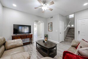 Televisión y oficina 