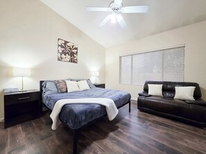 4 bedrooms, desk, iron/ironing board, WiFi - Single-Story home in Chandler-Entire House (Chandler)