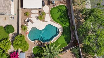 Il s’agit d’une propriété résidentielle dotée d’une piscine, d’un patio et d’un aménagement paysager extérieur.