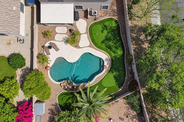 Il s’agit d’une propriété résidentielle dotée d’une piscine, d’un patio et d’un aménagement paysager extérieur.
