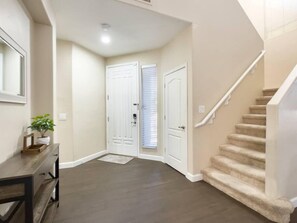 Interior - Great! Luxury Home 3bdr Private Pool Putting Green (Gilbert)