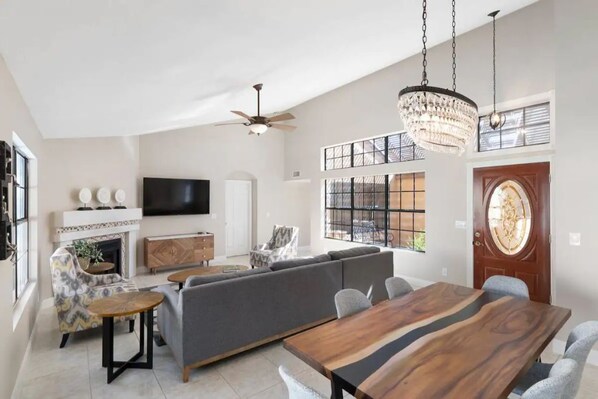 Interior - Luxe Resort Style Scottsdale home near Kierland & TPC with Pool & Spa (Scottsdale)