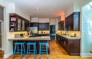 Kjøleskap, mikrobølgeovn, ovn og kokeplater