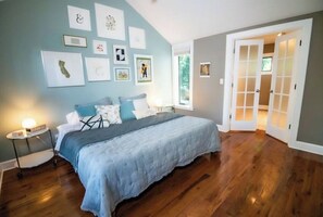 4 bedrooms, travel crib, WiFi, bed sheets