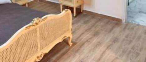 2 bedrooms, desk, WiFi, bed sheets