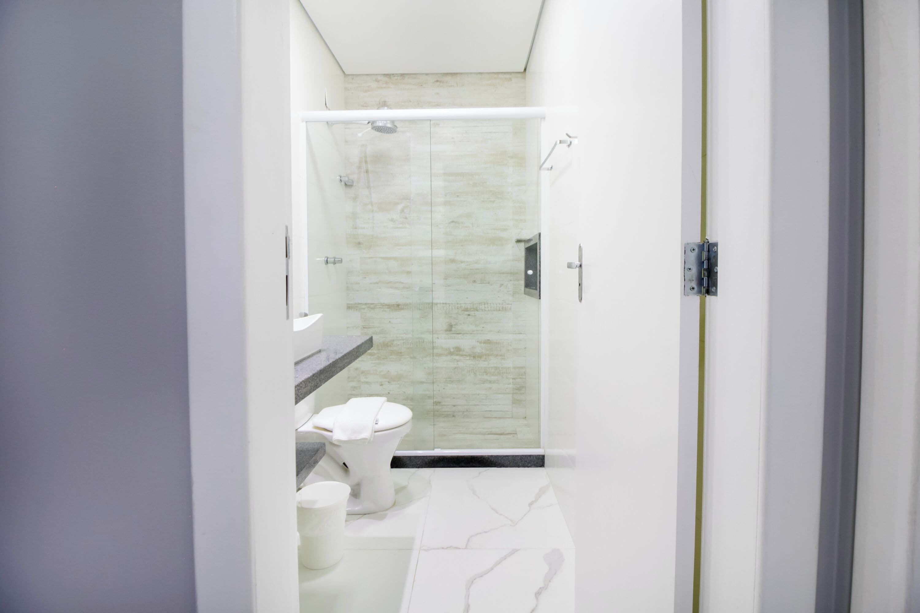 Un baño moderno con ducha, inodoro y tocador.