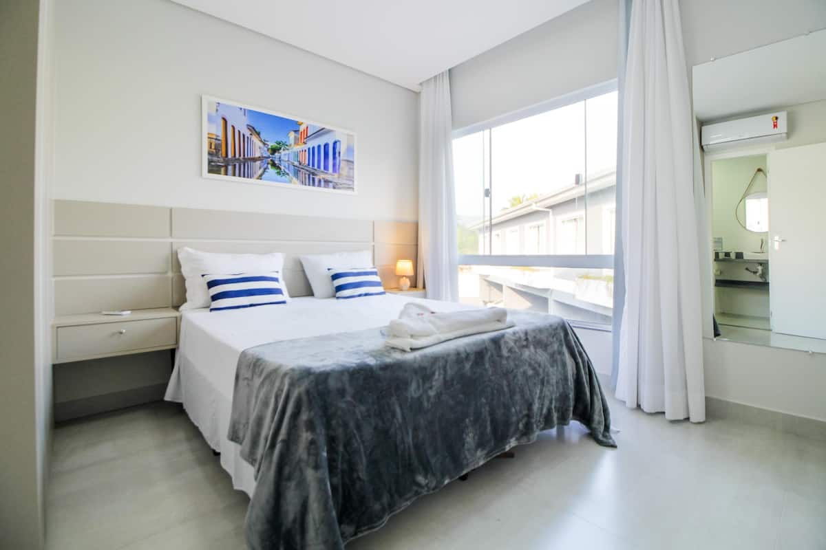 1 habitación, cortinas blackout, wifi gratis y ropa de cama