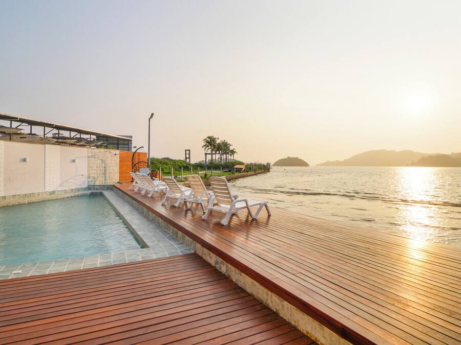 Piscina externa, funciona das 8h às 22h, espreguiçadeiras