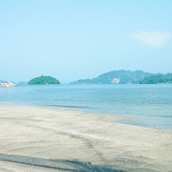 Playa privada, sombrillas y kayaks