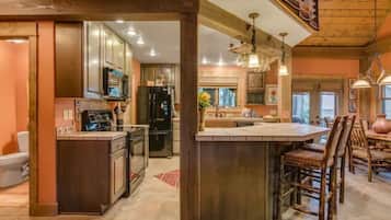 冰箱、微波炉、烤箱、炉灶