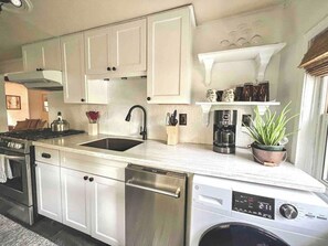 Kylskåp, mikrovågsugn, ugn och spishäll