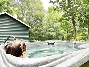 Outdoor spa tub - Chic Treehouse Cabin with Pedal Boat, Hot Tub, BBQ, Fire Pit, SUPs, & Lake Access (Smallwood)