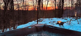 Chic Treehouse Cabin with Pedal Boat, Hot Tub, BBQ, Fire Pit, SUPs, & Lake Access