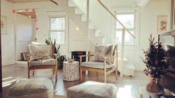 TV connectée, cheminée, espaces bureaux, écrans d'ordinateur