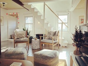 تلفزيون ذكي، مدفأة، مكتب، شاشة كمبيوتر