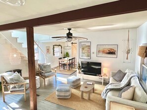 Smart TV, chimenea, oficina y monitor de computadora