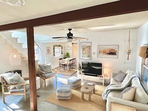Smart TV, chimenea, oficina y monitor de computadora