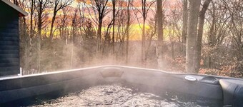 Chic Treehouse Cabin with Pedal Boat, Hot Tub, BBQ, Fire Pit, SUPs, & Lake Access