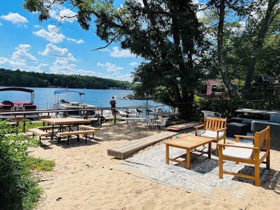 Chic Treehouse Cabin with Pedal Boat, Hot Tub, BBQ, Fire Pit, SUPs, & Lake Access
