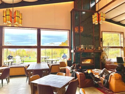 Chic Treehouse Cabin with Pedal Boat, Hot Tub, BBQ, Fire Pit, SUPs, & Lake Access