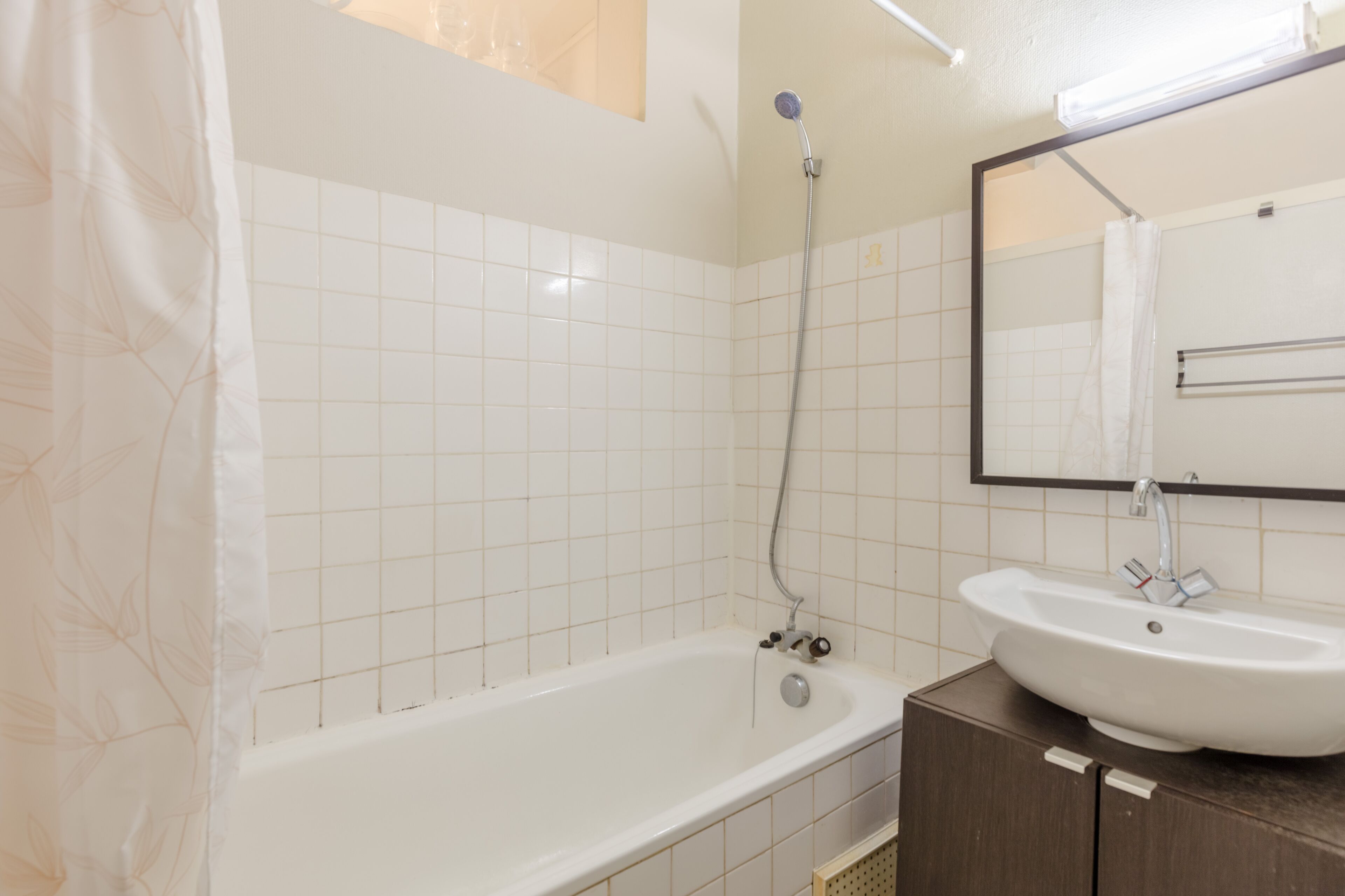 Serviettes fournies, savon, shampoing, papier toilette