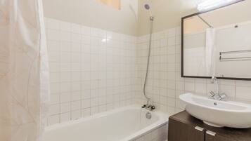 Serviettes fournies, savon, shampoing, papier toilette