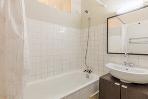 Serviettes fournies, savon, shampoing, papier toilette