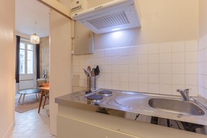 Réfrigérateur, micro-ondes, plaque de cuisson, cafetière/bouilloire