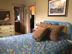 1 غرفة نوم ومكواة/لوح كي وواي فاي وملاءات أسرّة