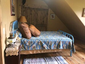 1 dormitori, planxa i posts de planxar, wifi i roba de llit 