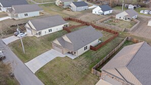 Un barrio residencial con casas unifamiliares, cada una con jardín delantero y entrada para vehículos.