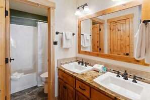 Combined shower/bathtub, hair dryer, towels