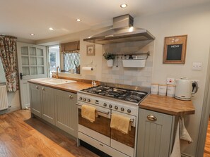 Refrigerador, tetera/pava eléctrica, tostadora, utensilios de cocina