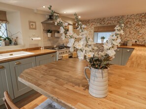 Refrigerador, tetera/pava eléctrica, tostadora, utensilios de cocina