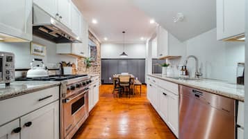 Fridge, oven, stovetop, dishwasher