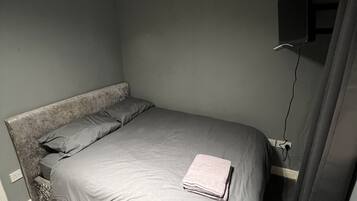 2 bedrooms, iron/ironing board, WiFi