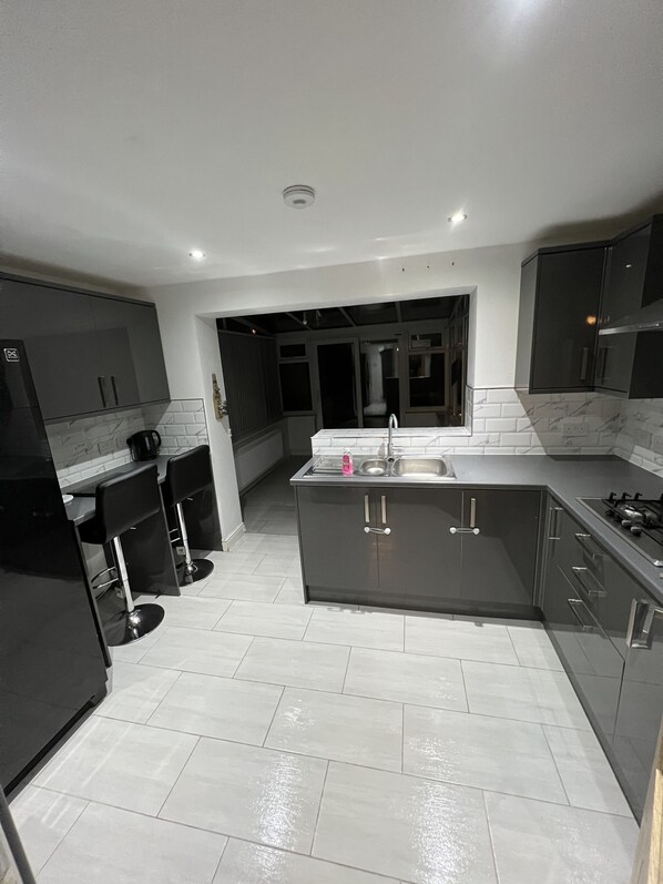 Fridge, oven, stovetop, electric kettle - Peaceful 2 bed semi-detached house (Callands)