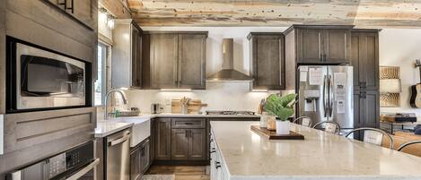 Een koelkast, een magnetron, een oven, een kookplaat