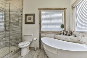 Sèche-cheveux, serviettes fournies, savon, papier toilette