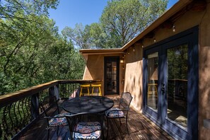 Outdoor dining - Casa Del Bosque - Walk to Canyon Rd (Santa Fe)